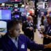 Pantallas con cotizaciones bursátiles en el piso de la Bolsa de Nueva York durante una jornada alcista del Nasdaq