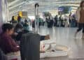 Pasajeros esperando en la terminal de Heathrow tras cancelación masiva de vuelos por fallo técnico de NATS en Reino Unido