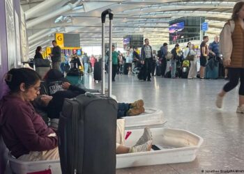 Pasajeros esperando en la terminal de Heathrow tras cancelación masiva de vuelos por fallo técnico de NATS en Reino Unido