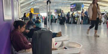 Pasajeros esperando en la terminal de Heathrow tras cancelación masiva de vuelos por fallo técnico de NATS en Reino Unido