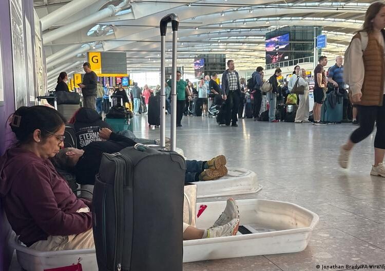 Pasajeros esperando en la terminal de Heathrow tras cancelación masiva de vuelos por fallo técnico de NATS en Reino Unido