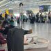 Pasajeros esperando en la terminal de Heathrow tras cancelación masiva de vuelos por fallo técnico de NATS en Reino Unido