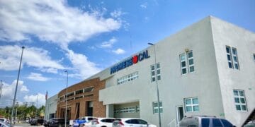 Fachada de un hospital público dominicano con estantes de medicamentos en el área de farmacia