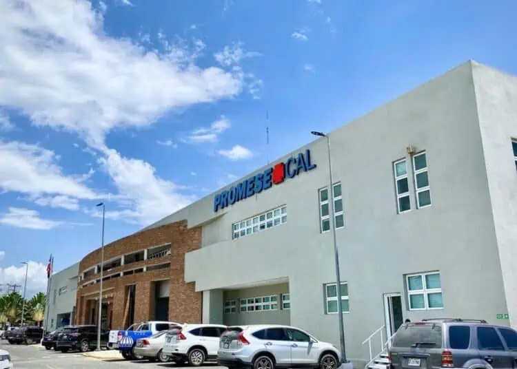 Fachada de un hospital público dominicano con estantes de medicamentos en el área de farmacia