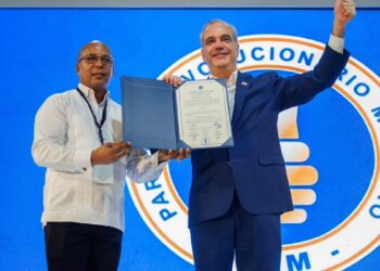 Luis Abinader juramentando como presidente del PRM ante militantes del partido en República Dominicana