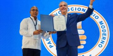 Luis Abinader juramentando como presidente del PRM ante militantes del partido en República Dominicana