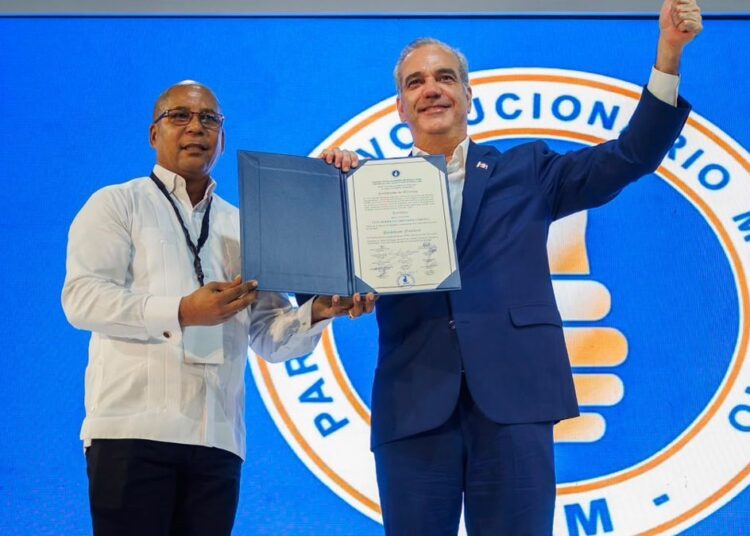 Luis Abinader juramentando como presidente del PRM ante militantes del partido en República Dominicana