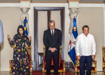 Presidente Luis Abinader encabeza jornada de oración en el Palacio Nacional junto a líderes religiosos y servidores públicos