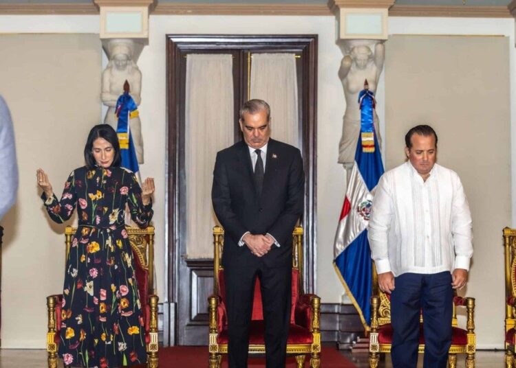 Presidente Luis Abinader encabeza jornada de oración en el Palacio Nacional junto a líderes religiosos y servidores públicos