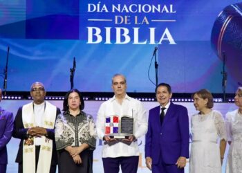 Presidente Luis Abinader recibe placa de reconocimiento de organizaciones evangélicas en el Centro Olímpico Juan Pablo Duarte