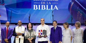 Presidente Luis Abinader recibe placa de reconocimiento de organizaciones evangélicas en el Centro Olímpico Juan Pablo Duarte