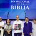 Presidente Luis Abinader recibe placa de reconocimiento de organizaciones evangélicas en el Centro Olímpico Juan Pablo Duarte