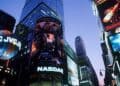 Pantalla con cotizaciones del Nasdaq en alza durante la jornada bursátil del 21 de septiembre de 2026