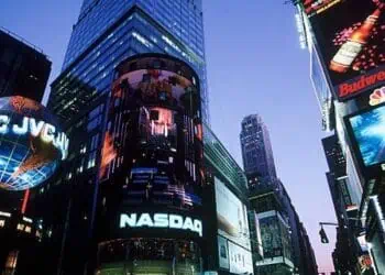 Pantalla con cotizaciones del Nasdaq en alza durante la jornada bursátil del 21 de septiembre de 2026