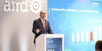 Director general de Aduanas Nelson Arroyo presentando la plataforma Aduana Virtual en el Encuentro Industrial