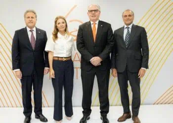 Gustavo Ariza, presidente ejecutivo de APAP, durante la ceremonia de 64 aniversario en Santo Domingo