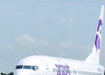 Avión de Arajet en pista con logo púrpura visible durante celebración de cuarto aniversario