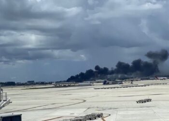 Avión de carga Boeing 767-300 de Amazon Prime Air en llamas tras salirse de la pista en el Aeropuerto Internacional de Miami
