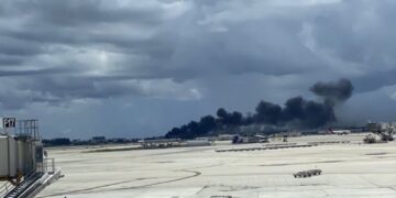 Avión de carga Boeing 767-300 de Amazon Prime Air en llamas tras salirse de la pista en el Aeropuerto Internacional de Miami