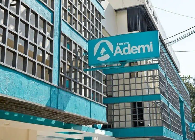 Sucursal de Banco Ademi en República Dominicana donde se ofrecen préstamos para mejoras de vivienda y mipymes