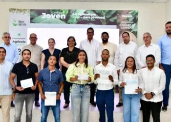 Jóvenes emprendedores agropecuarios reciben financiamiento del Banco Agrícola en acto celebrado en Hato Mayor