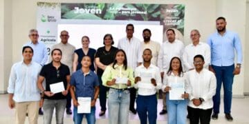 Jóvenes emprendedores agropecuarios reciben financiamiento del Banco Agrícola en acto celebrado en Hato Mayor