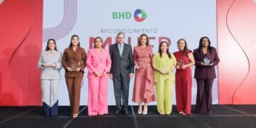 Steven Puig, presidente del Banco BHD, entrega reconocimiento a empresarias dominicanas durante ceremonia de liderazgo femenino