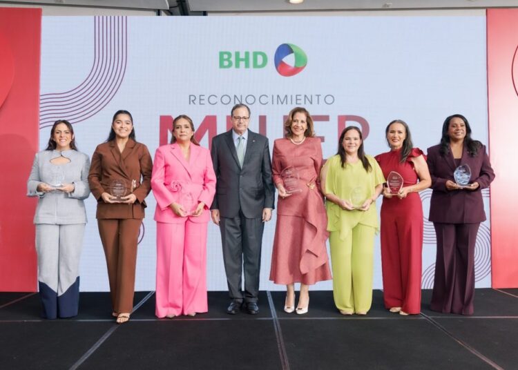 Steven Puig, presidente del Banco BHD, entrega reconocimiento a empresarias dominicanas durante ceremonia de liderazgo femenino