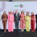 Steven Puig, presidente del Banco BHD, entrega reconocimiento a empresarias dominicanas durante ceremonia de liderazgo femenino