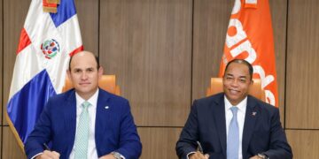 Firma del acuerdo de línea de crédito para PYMES entre Banco Caribe y BANDEX en Santo Domingo