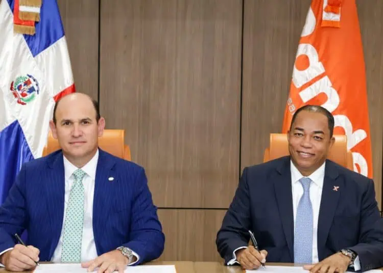 Firma del acuerdo de línea de crédito para PYMES entre Banco Caribe y BANDEX en Santo Domingo