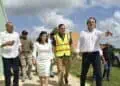 Primer palazo de Las Acacias III segunda etapa en Santo Domingo Este con ejecutivos de Banreservas y el ministro de Vivienda