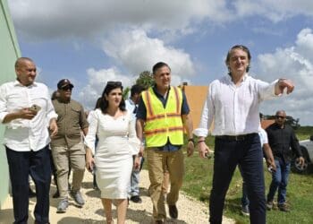 Primer palazo de Las Acacias III segunda etapa en Santo Domingo Este con ejecutivos de Banreservas y el ministro de Vivienda