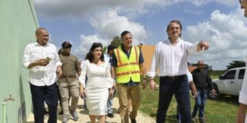 Primer palazo de Las Acacias III segunda etapa en Santo Domingo Este con ejecutivos de Banreservas y el ministro de Vivienda