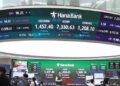 Pantalla electrónica mostrando el índice Kospi en alza en la Bolsa de Valores de Seúl, Corea del Sur