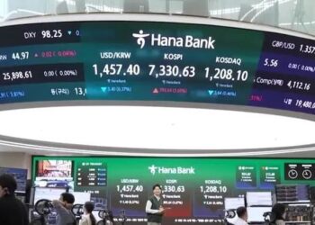 Pantalla electrónica mostrando el índice Kospi en alza en la Bolsa de Valores de Seúl, Corea del Sur