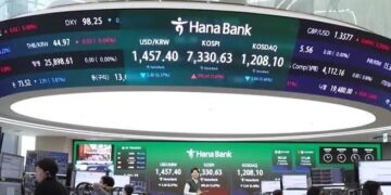 Pantalla electrónica mostrando el índice Kospi en alza en la Bolsa de Valores de Seúl, Corea del Sur