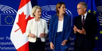 Ursula von der Leyen y Mark Carney en el Parlamento Europeo durante el discurso sobre el Estado de la Unión