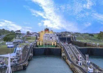 Vista aérea del Canal de Panamá con buques de carga esperando para cruzar las esclusas durante la sequía por El Niño