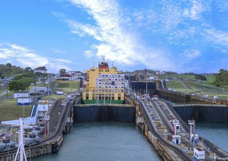 Vista aérea del Canal de Panamá con buques de carga esperando para cruzar las esclusas durante la sequía por El Niño