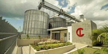 Fachada de instalaciones de César Iglesias en República Dominicana con logo de la empresa