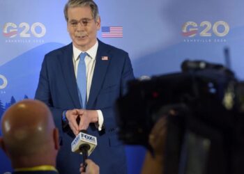 Scott Bessent, secretario del Tesoro de EEUU, habla ante la prensa durante la reunión del G20 en Asheville, Carolina del Norte
