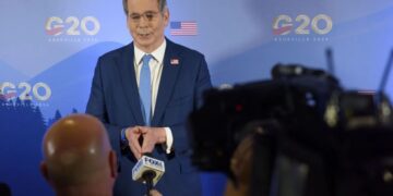 Scott Bessent, secretario del Tesoro de EEUU, habla ante la prensa durante la reunión del G20 en Asheville, Carolina del Norte