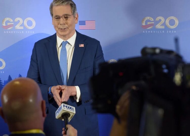 Scott Bessent, secretario del Tesoro de EEUU, habla ante la prensa durante la reunión del G20 en Asheville, Carolina del Norte