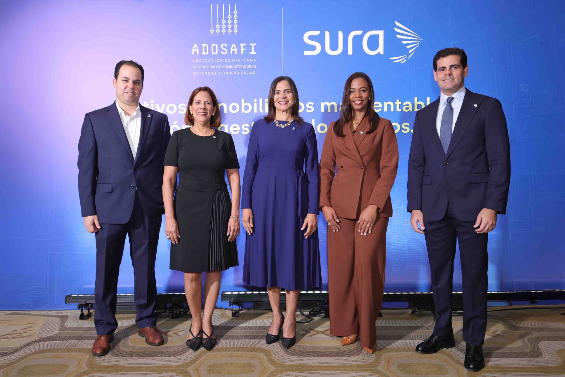 Cinco ejecutivos posan ante un telón de ADOSAFI y SURA.