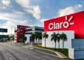 Logo de Claro Dominicana en una tienda mientras técnicos revisan sistemas de seguridad informática