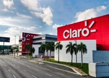 Logo de Claro Dominicana en una tienda mientras técnicos revisan sistemas de seguridad informática