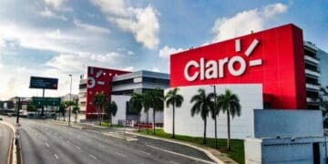 Logo de Claro Dominicana en una tienda mientras técnicos revisan sistemas de seguridad informática