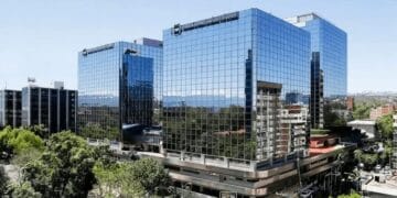 Comerciante mexicano usando terminal de pago digital en una tienda de abarrotes