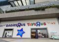 Fachada de una tienda Toys R Us con la mascota Geoffrey la jirafa en un centro comercial de América Latina